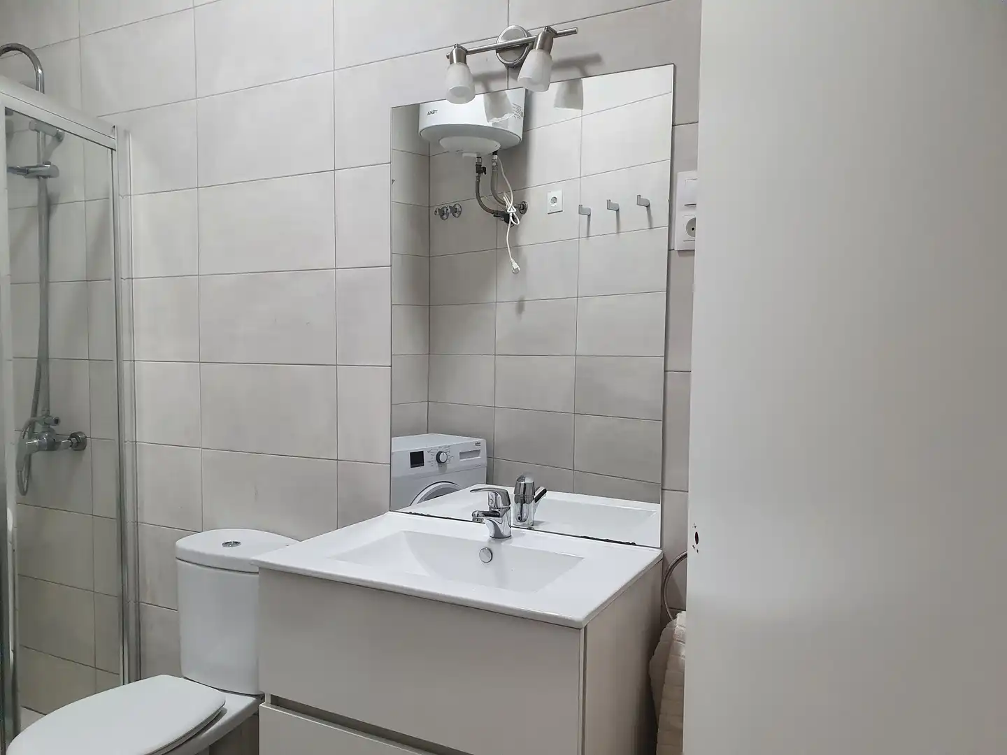 Bathroom of Apartments for rent in Málaga  with Oven and Washing machine