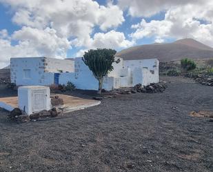 Vista exterior de Casa o xalet en venda en Yaiza amb Jardí privat, Terrassa i Moblat