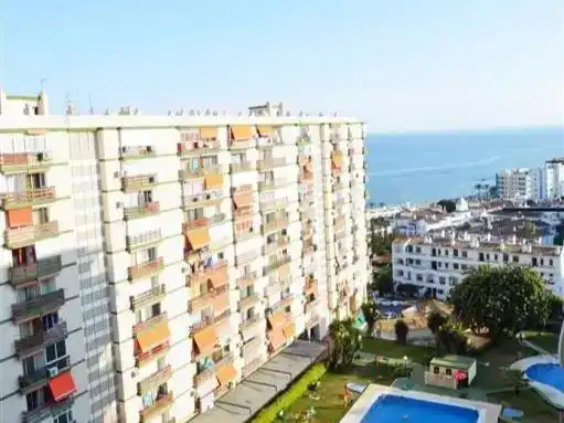 Vista exterior de Apartament en venda en Benalmádena amb Aire condicionat, Piscina i Balcó