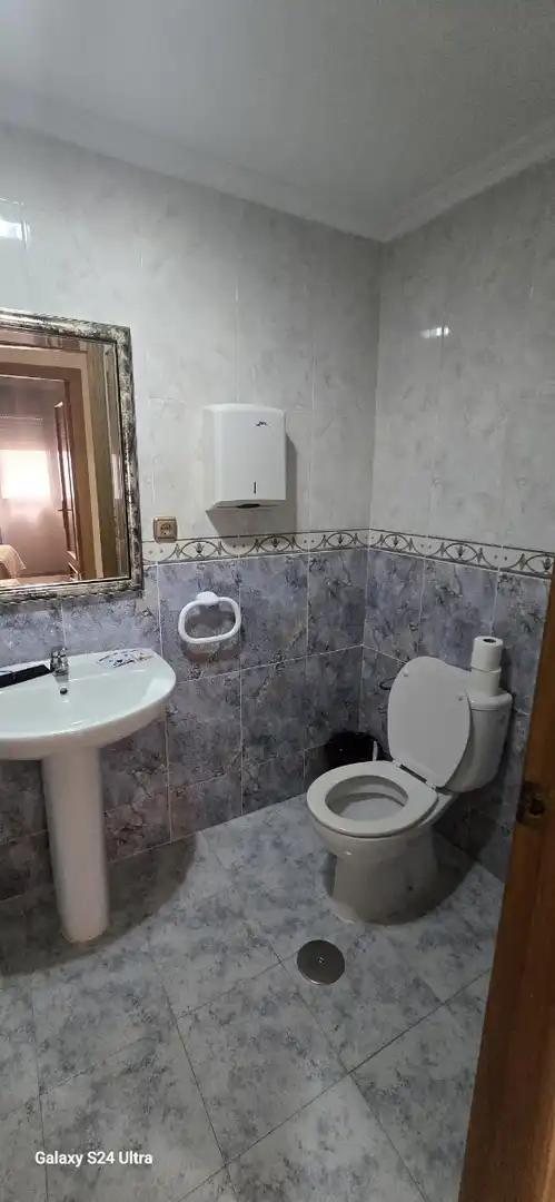 Baño de Apartamento de alquiler en Torrevieja con Aire acondicionado, Calefacción y Terraza