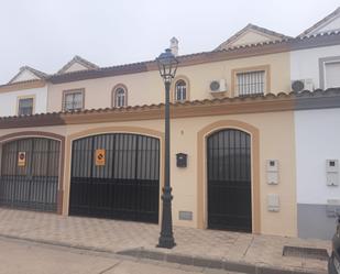 Vista exterior de Casa adosada en venda en Villaverde del Río amb Aire condicionat i Piscina