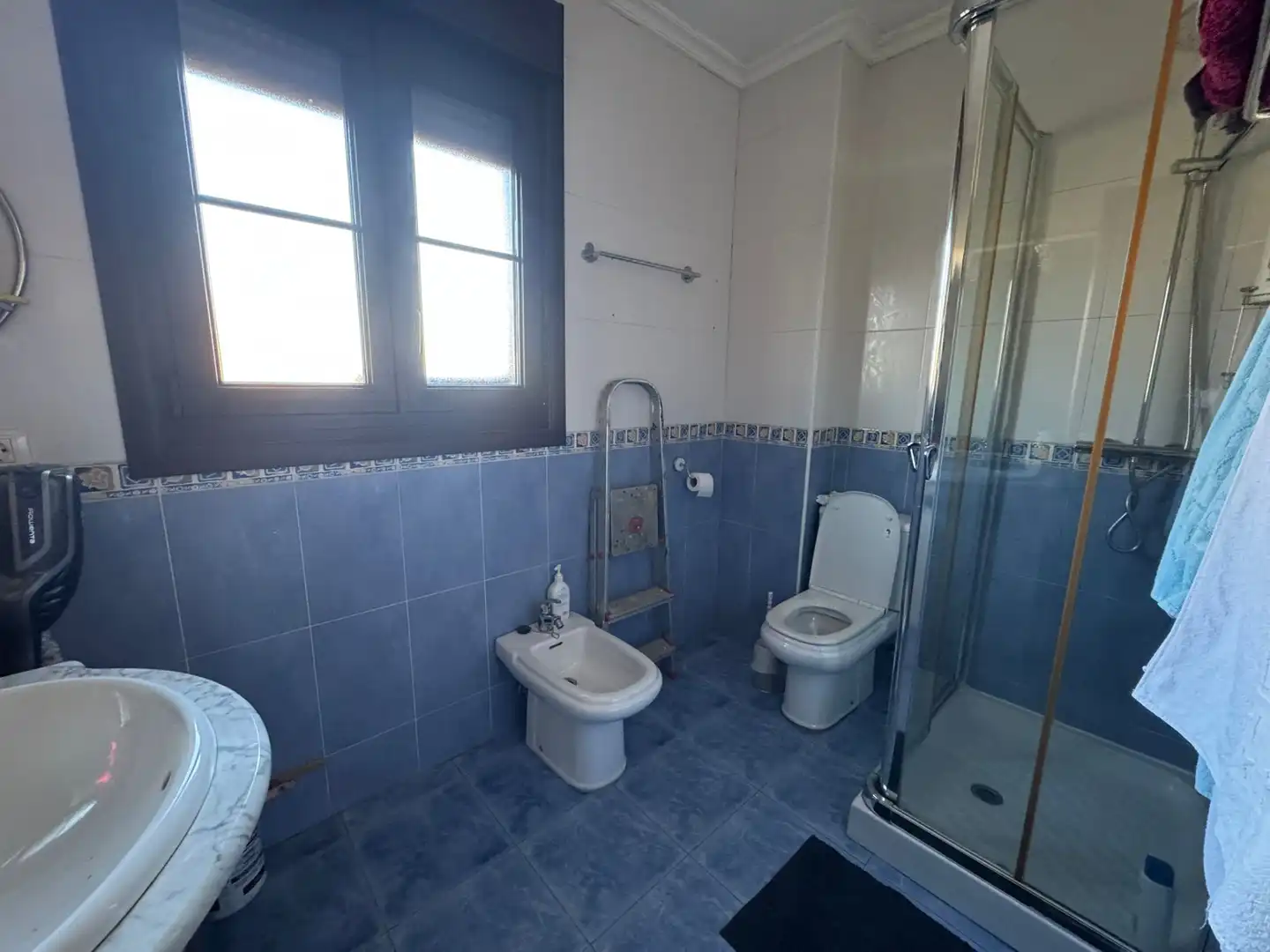 Badezimmer von Einfamilien-Reihenhaus zum Verkauf in Polanco mit Heizung, Privatgarten und Terrasse