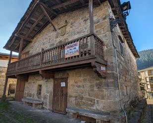 Vista exterior de Finca rústica en venda en Vega de Pas amb Parquet, Traster i Balcó