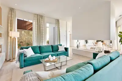 Sala d'estar de Casa o xalet en venda en Marbella amb Aire condicionat, Calefacció i Jardí privat