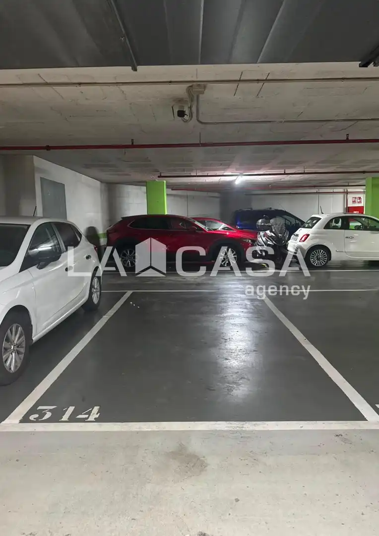 Parking de Piso en venta en Badalona con Calefacción y Balcón