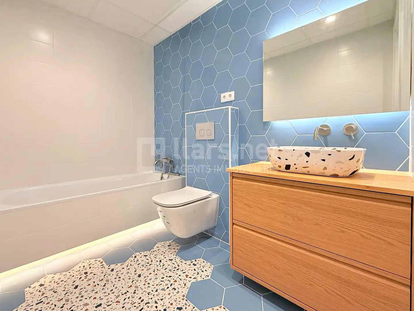 Badezimmer von Wohnung zum Verkauf in Vilanova i la Geltrú mit Klimaanlage, Parkett und Terrasse