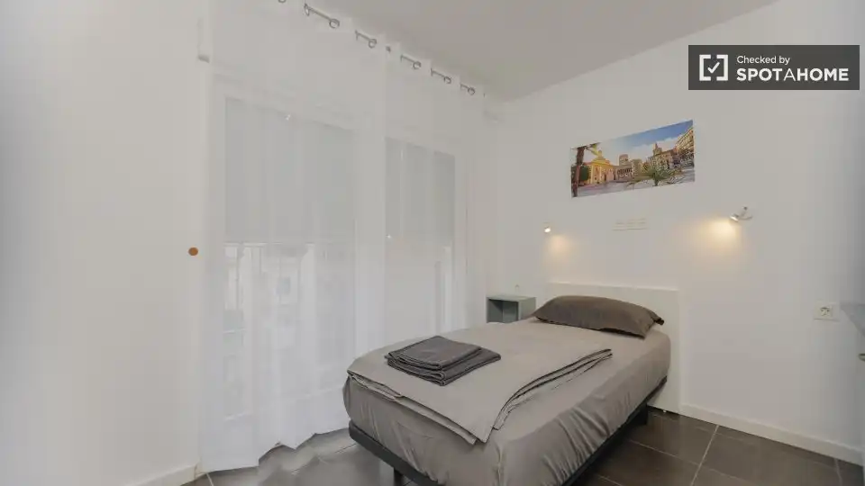 Habitación de Piso de alquiler en Valencia con Aire acondicionado, Calefacción y Amueblado