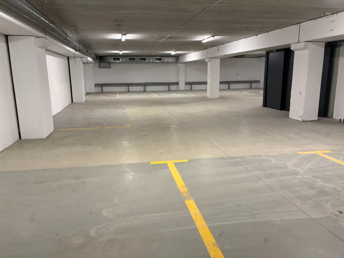Parkplatz von Fabrikhallen zur Miete in Badalona mit Alarm