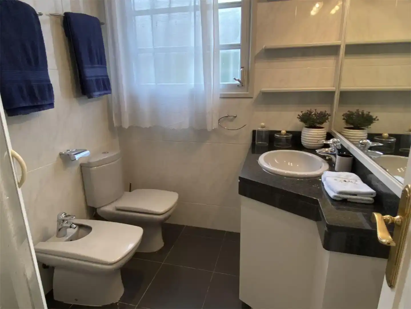 Badezimmer von Wohnung zur Miete in Sitges mit Klimaanlage, Schwimmbad und Balkon