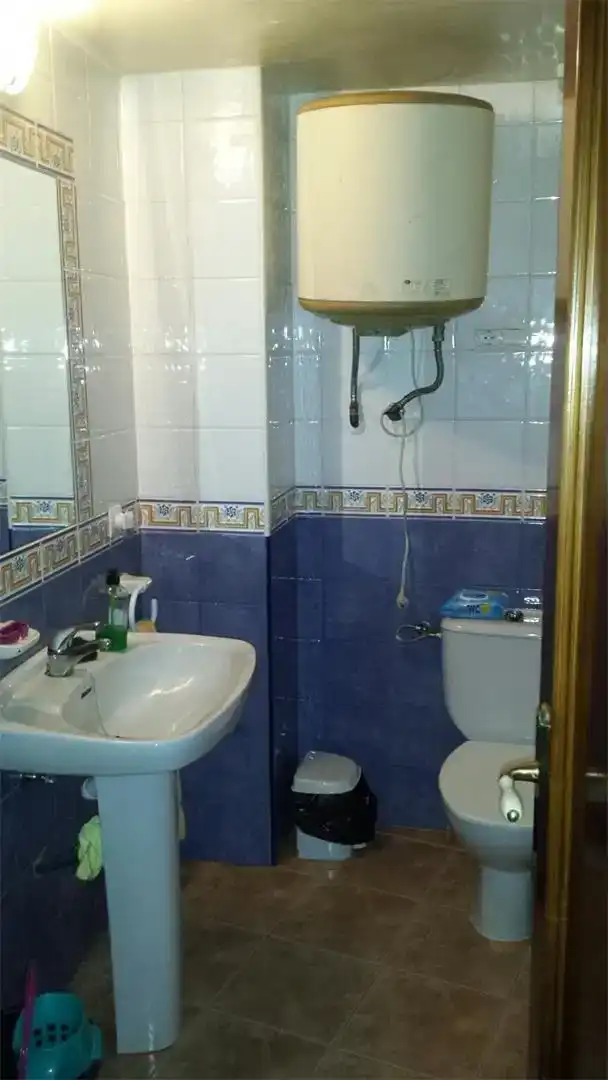 Badezimmer von Einfamilien-Reihenhaus zum Verkauf in Elda mit Klimaanlage