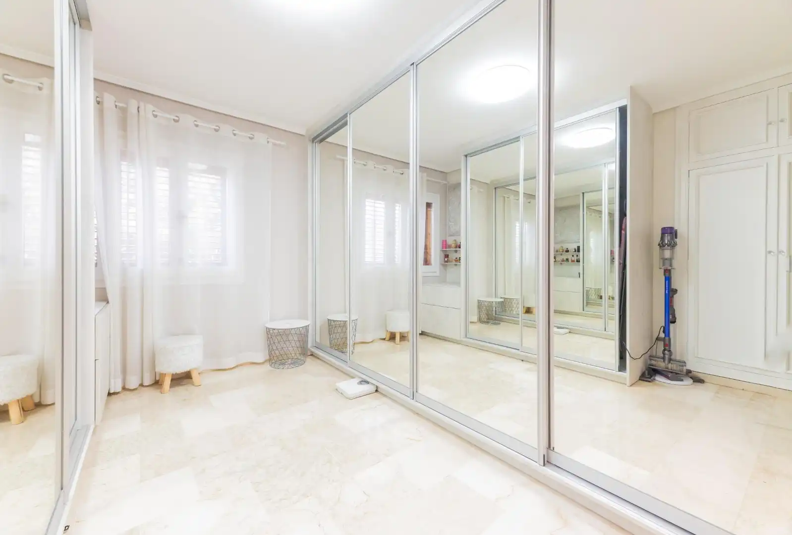 Dormitori de Casa o xalet en venda en Requena amb Jardí privat, Terrassa i Piscina