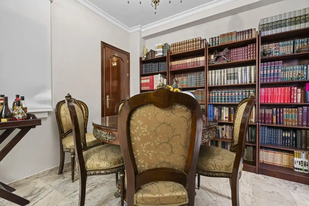 Esszimmer von Einfamilien-Reihenhaus zum Verkauf in Dos Hermanas mit Klimaanlage, Heizung und Terrasse