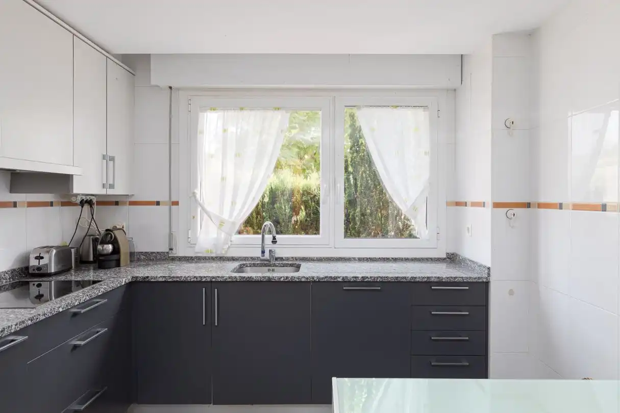 Küche von Einfamilien-Reihenhaus zum Verkauf in Iza / Itza mit Heizung, Privatgarten und Terrasse