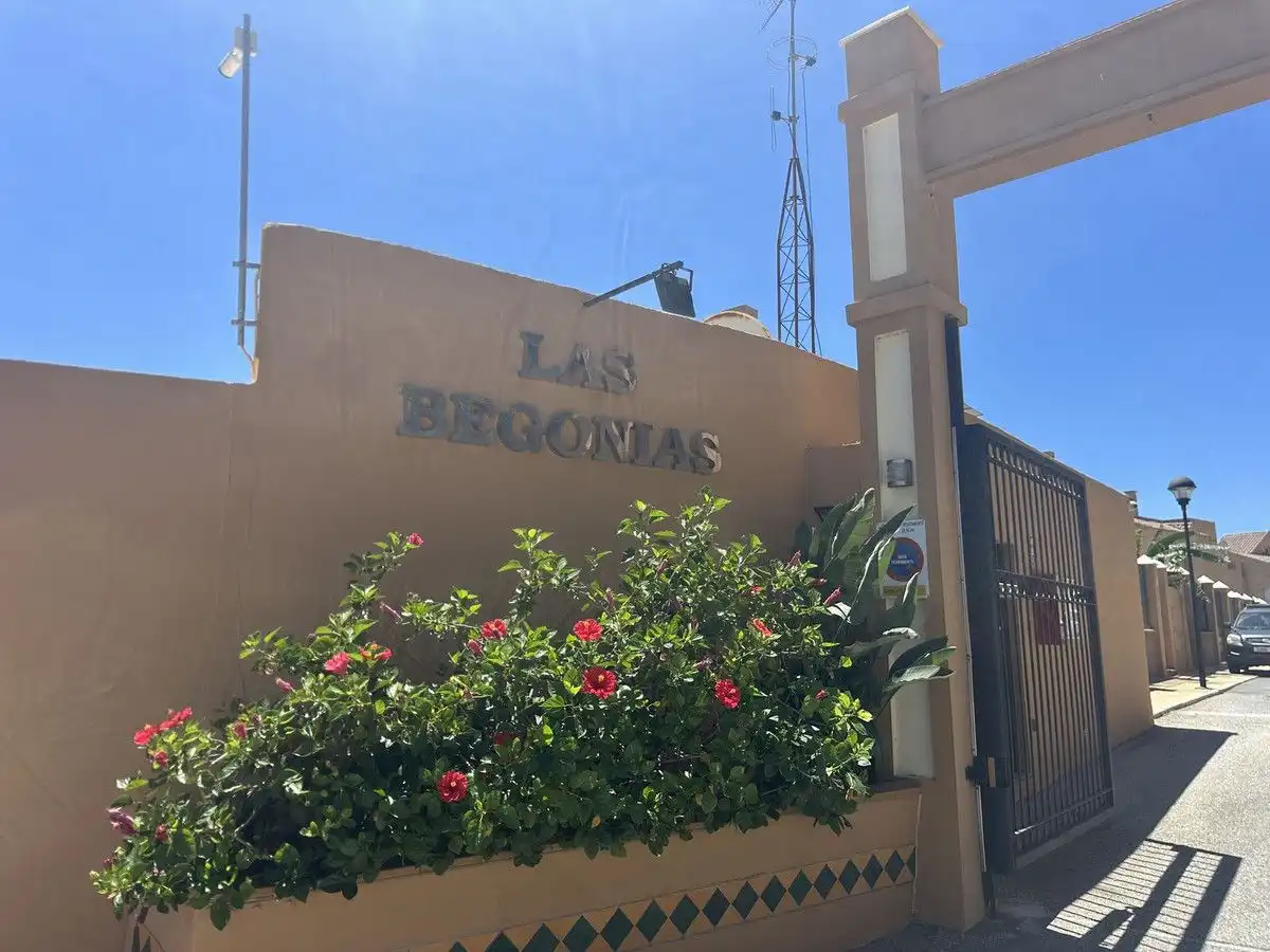Vista exterior de Casa o xalet en venda en Mijas amb Aire condicionat, Jardí privat i Terrassa