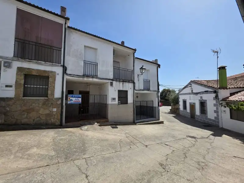 Vista exterior de Casa o xalet en venda en Valdeobispo amb Aire condicionat, Jardí privat i Terrassa
