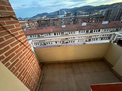 Vista exterior de Pis de lloguer en Bilbao  amb Terrassa i Balcó