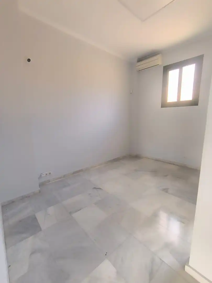 Habitación de Local en venta en Fuengirola con Aire acondicionado y Alarma