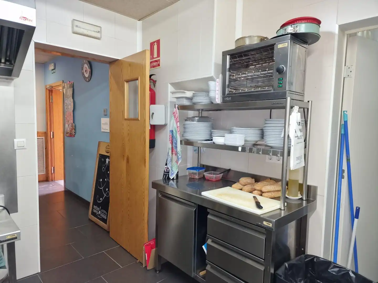Cuina de Local en venda en Sant Jaume de Llierca amb Aire condicionat i Moblat