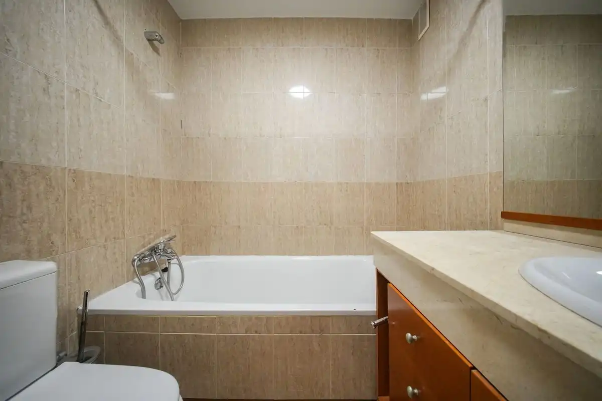 Baño de Casa adosada en venta en Pozuelo de Alarcón con Aire acondicionado, Calefacción y Jardín privado
