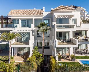 Vista exterior de Pis en venda en Benahavís amb Aire condicionat, Terrassa i Piscina comunitària