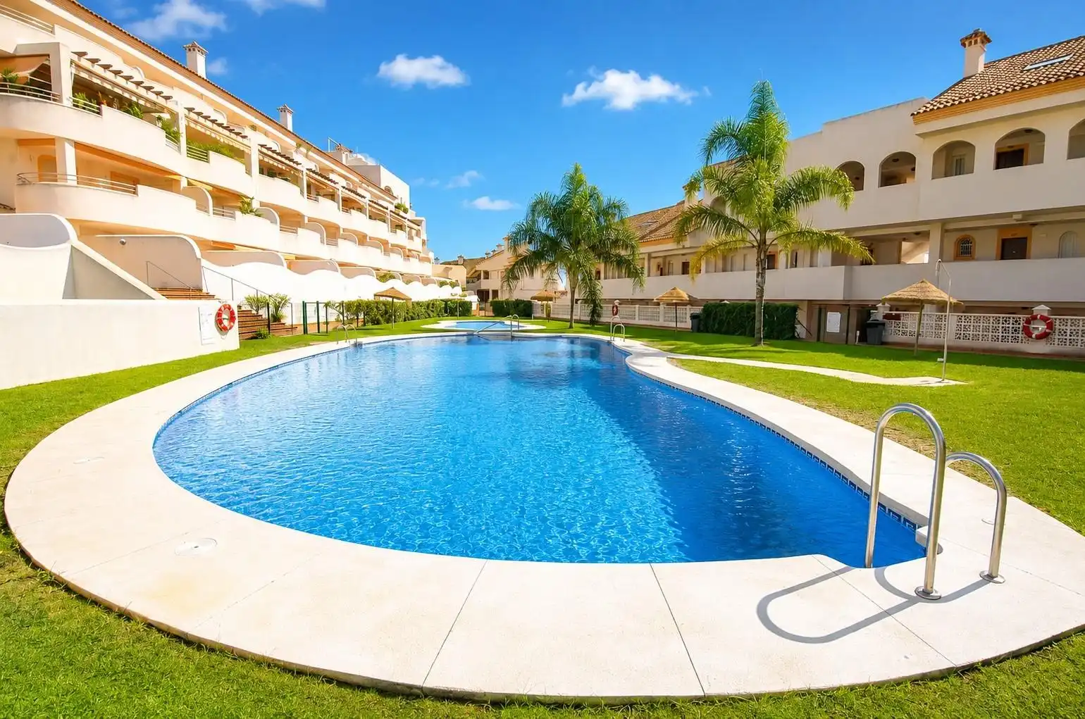Piscina de Pis en venda en Benalmádena amb Aire condicionat, Jardí privat i Terrassa