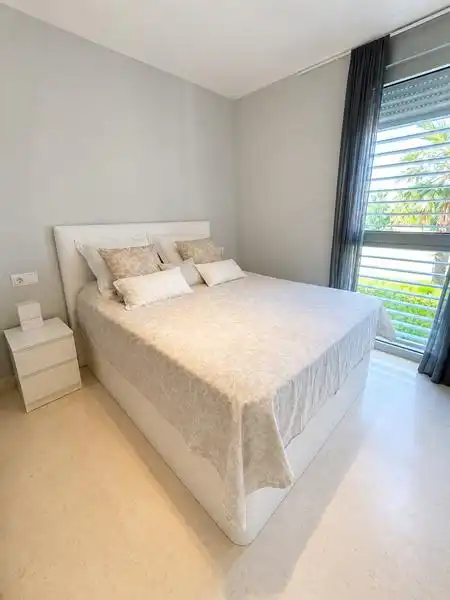 Schlafzimmer von Wohnung zum Verkauf in Manilva mit Klimaanlage, Heizung und Privatgarten
