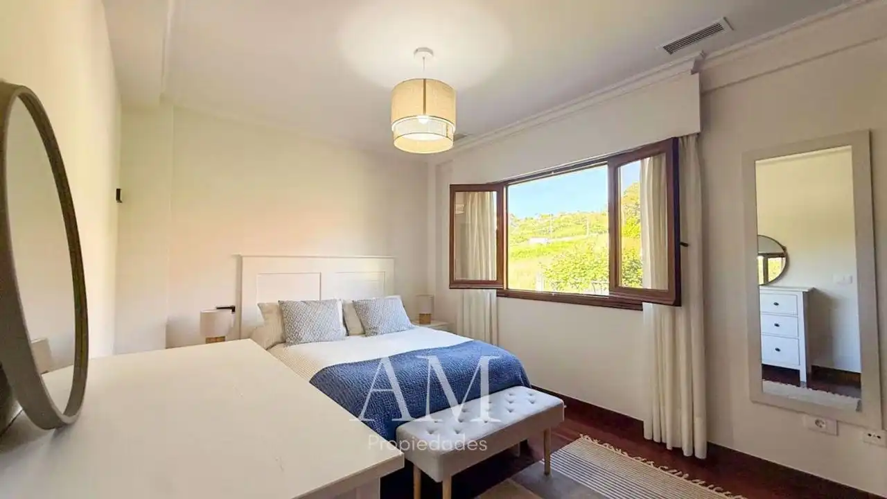 Dormitori de Casa o xalet en venda en Vigo  amb Calefacció, Jardí privat i Terrassa