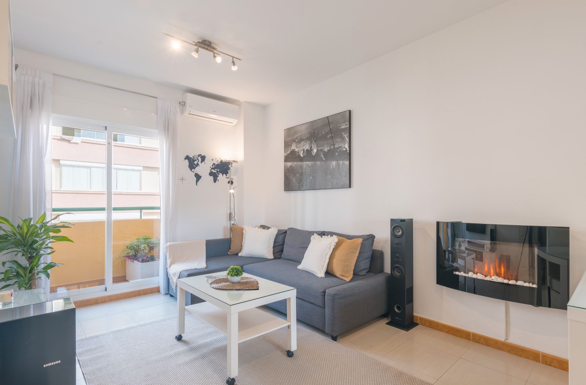 Sala d'estar de Pis de lloguer en Fuengirola amb Aire condicionat, Calefacció i Terrassa