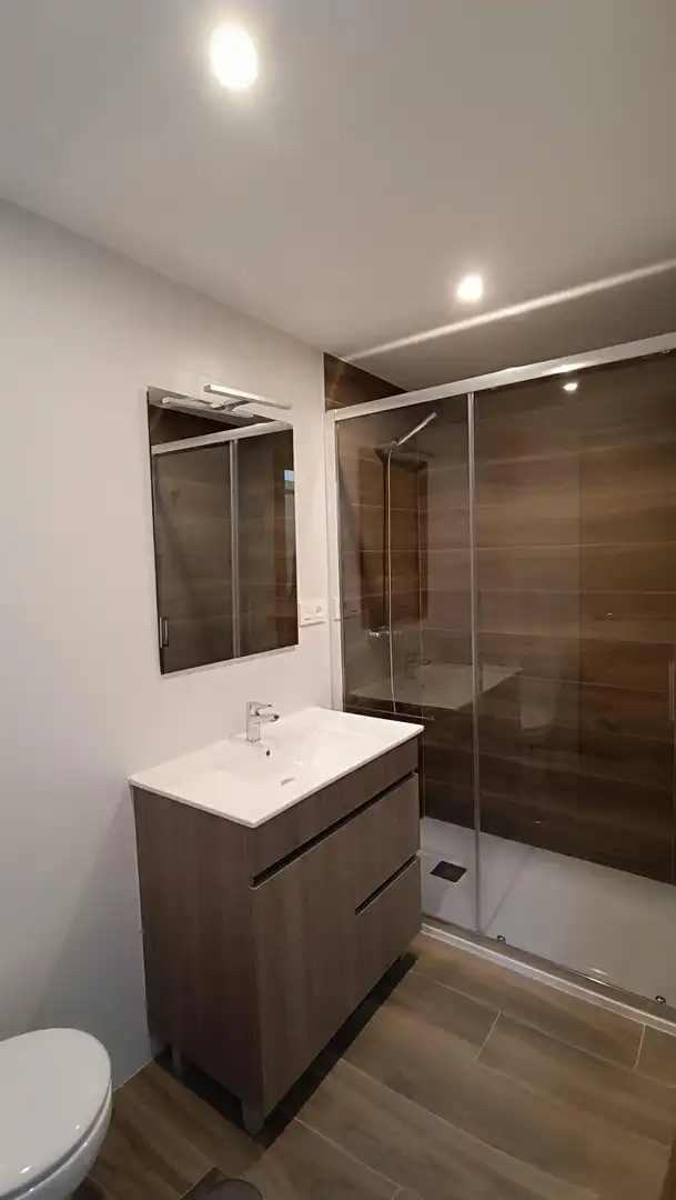 Baño de Piso para compartir en Granada con Aire acondicionado, Terraza y Amueblado