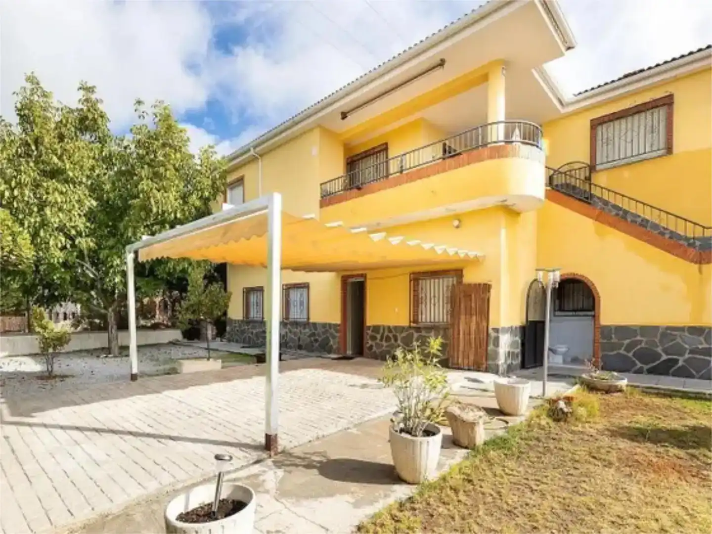 Vista exterior de Casa o xalet en venda en Huétor de Santillán amb Aire condicionat, Piscina i Balcó