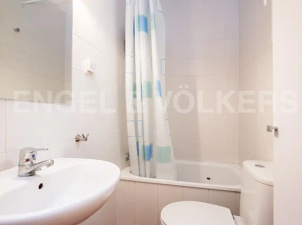 Bathroom of Flat for sale in Barcelona  with Heating