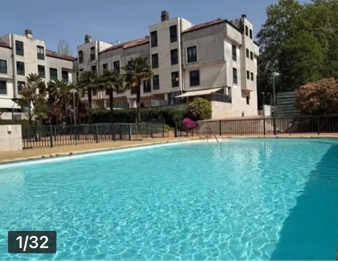 Piscina de Pis en venda en Pontevedra Capital  amb Traster, Moblat i Piscina comunitària