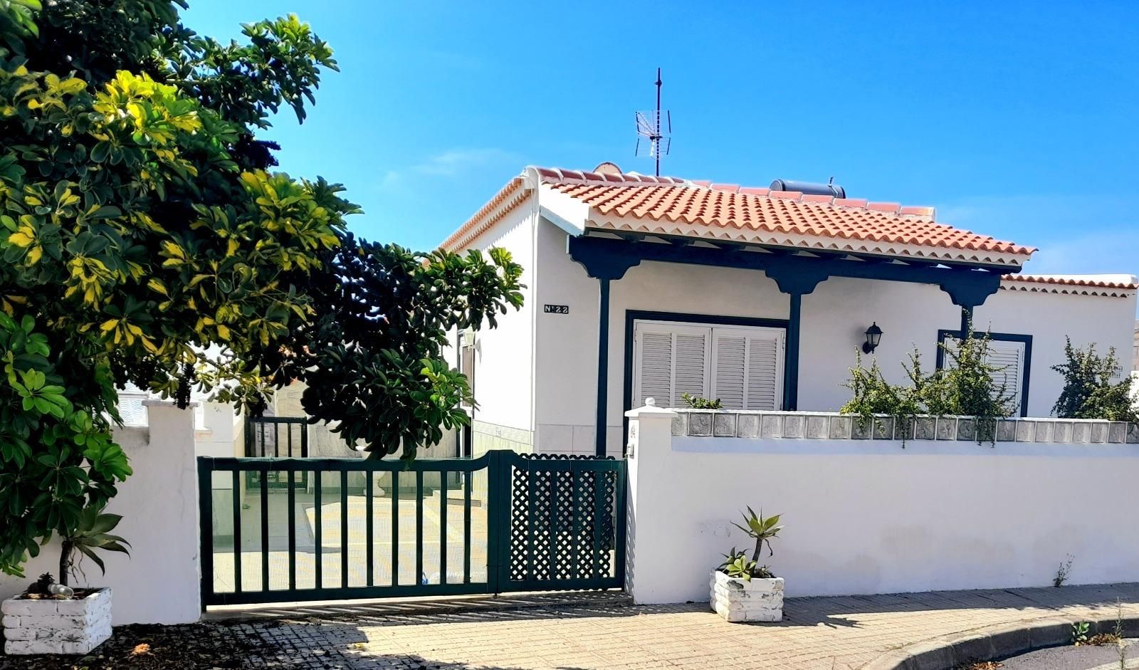 Single-family semi-detached to rent in Arico