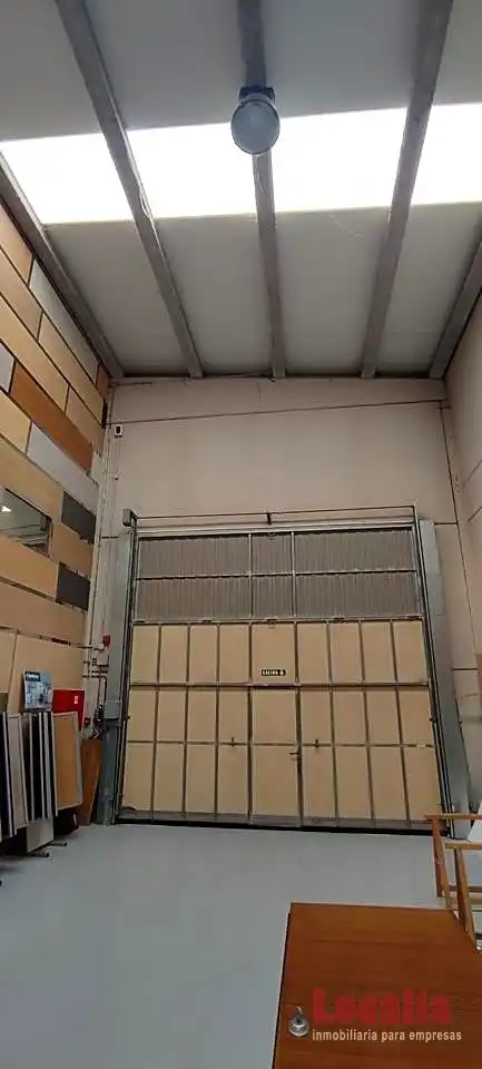 Außenansicht von Fabrikhallen zur Miete in Los Corrales de Buelna 