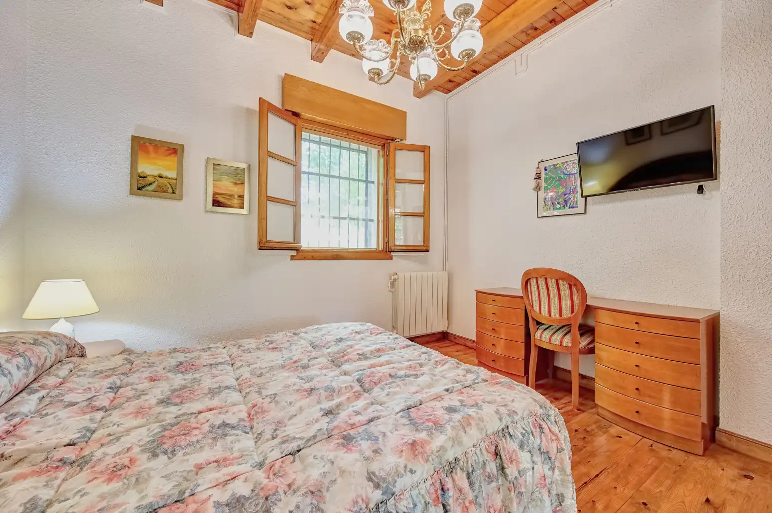 Schlafzimmer von Haus oder Chalet zum Verkauf in Aranguren mit Klimaanlage, Heizung und Privatgarten