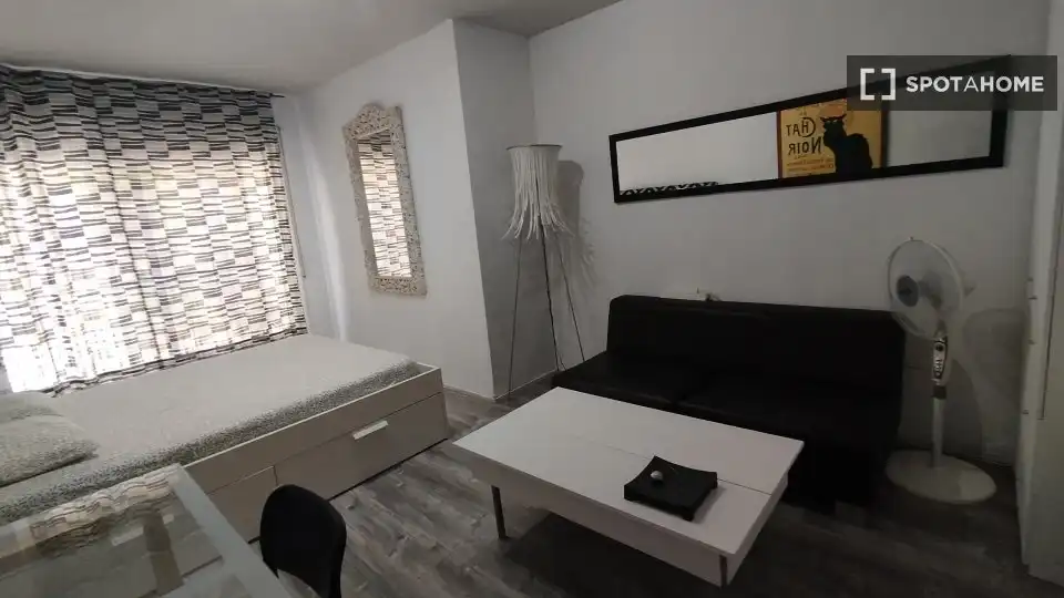 Habitación de Piso de alquiler en L'Hospitalet de Llobregat con Aire acondicionado, Calefacción y Amueblado