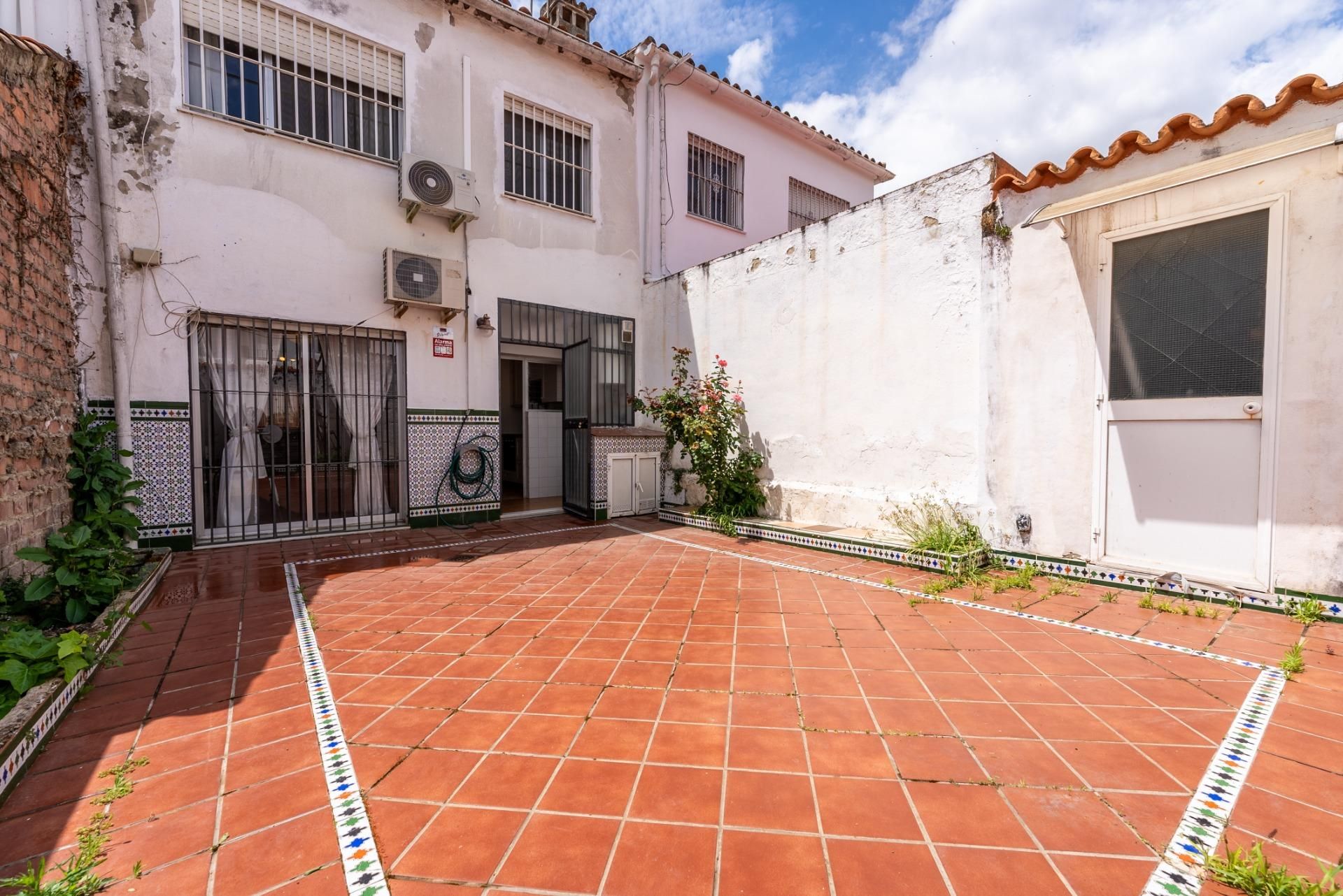 Exterior view of Single-family semi-detached for sale in Mairena del Aljarafe  with Heating, Alarm and Community pool