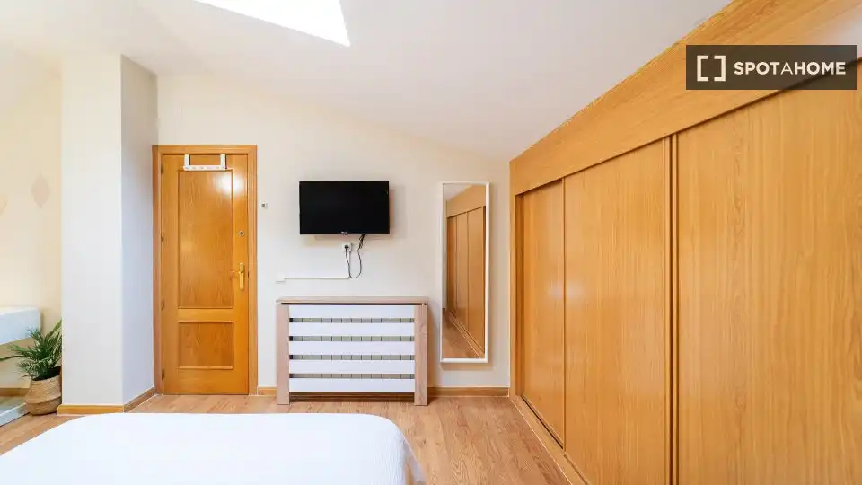 Bedroom of Flat for share in Sevilla la Nueva  with Air Conditioner, Heating and Furnished