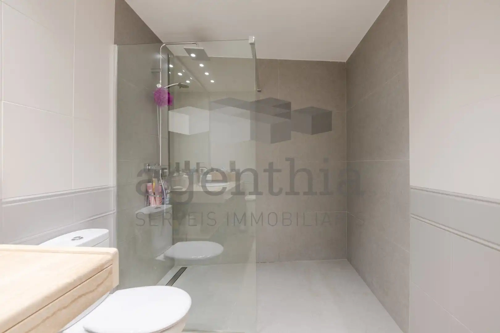 Bathroom of Flat for sale in Girona  with Air Conditioner, Heating and Balcony