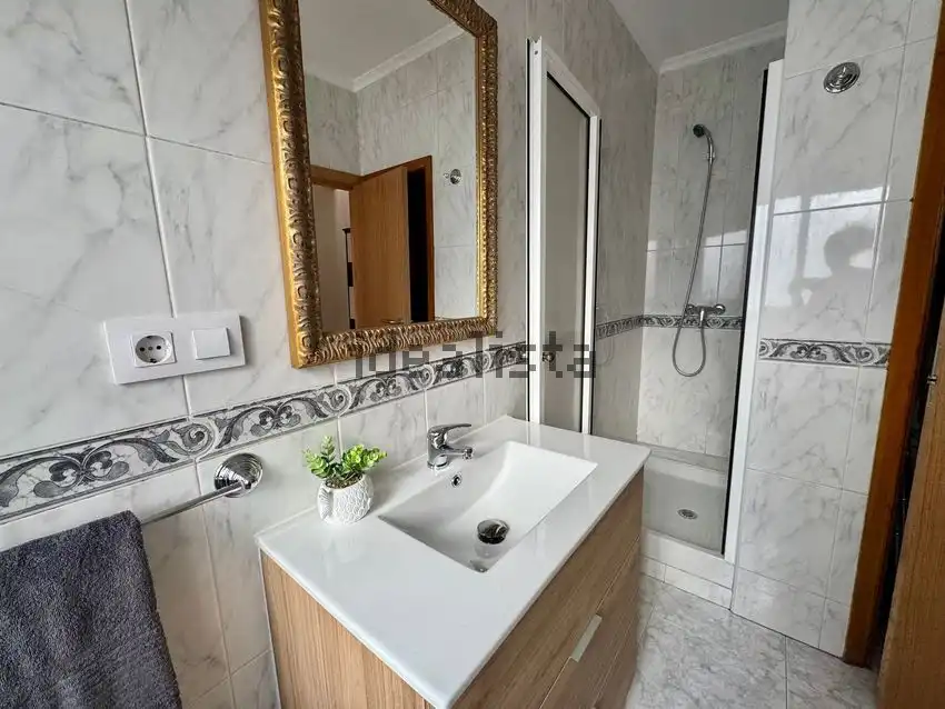 Bany de Apartament de lloguer en Ourense Capital  amb Calefacció, Parquet i Moblat