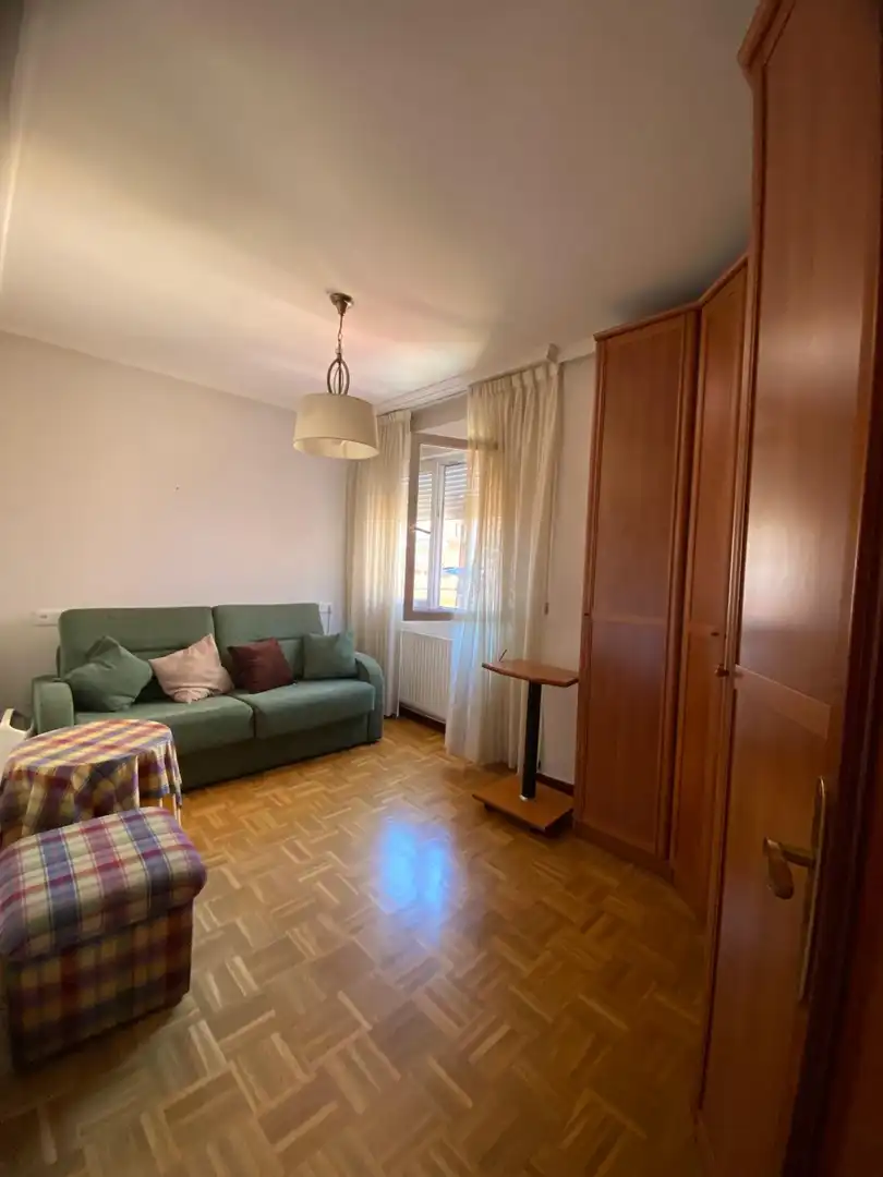 Schlafzimmer von Wohnung zur Miete in Siero mit Heizung und Privatgarten