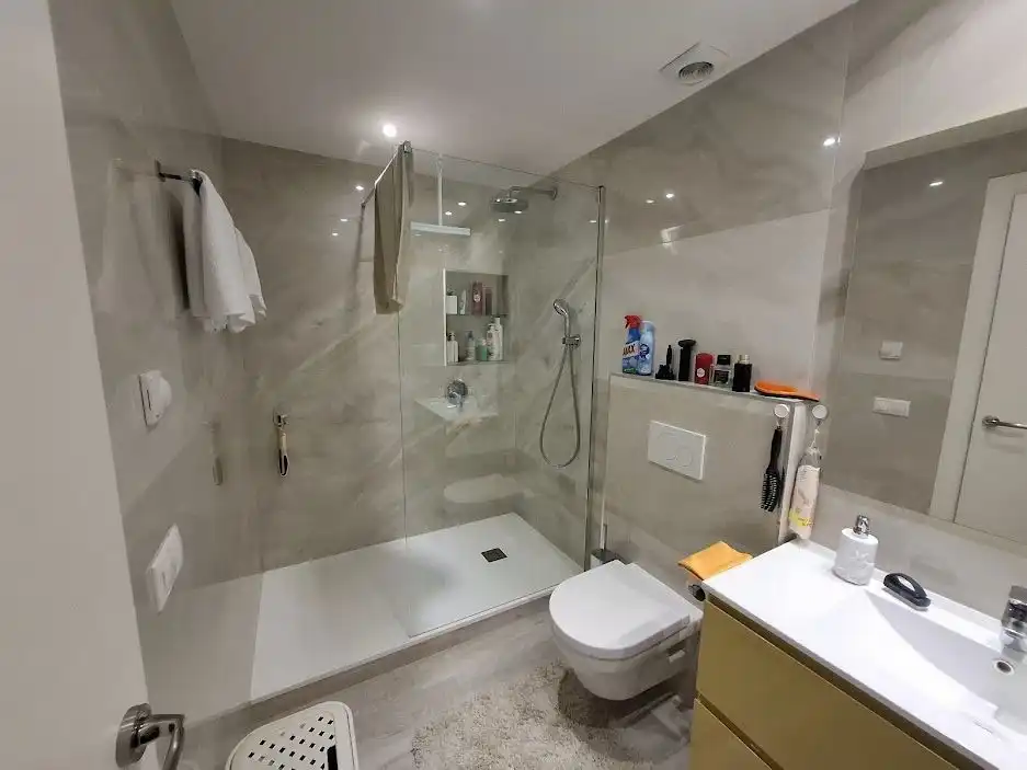 Badezimmer von Wohnungen zum Verkauf in Marbella mit Privatgarten, Möbliert und Alarm