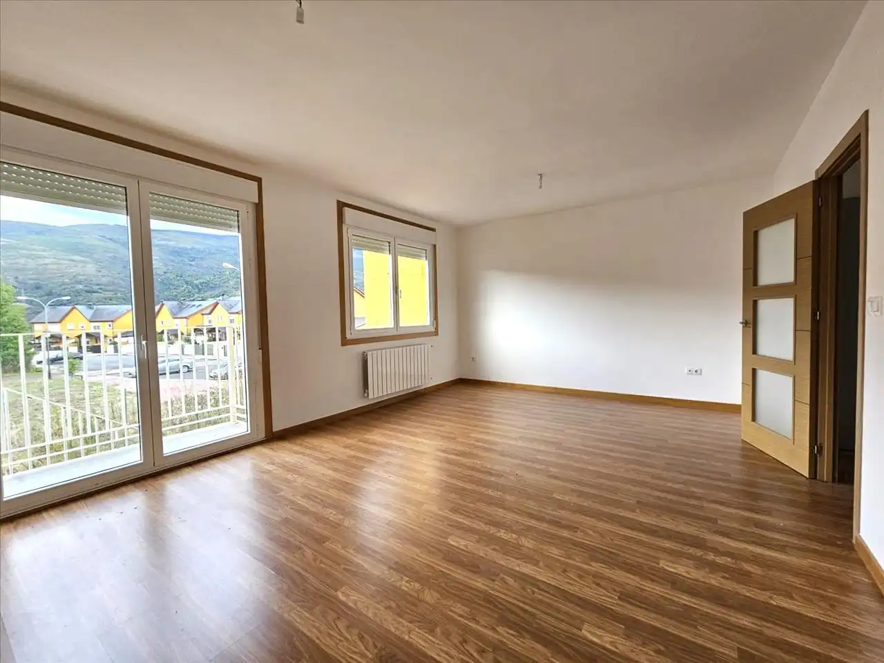 Sala de estar de Casa adosada en venta en O Barco de Valdeorras   con Calefacción, Jardín privado y Parquet