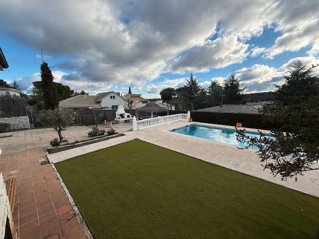 Swimming pool of Residential for sale in Valdemorillo