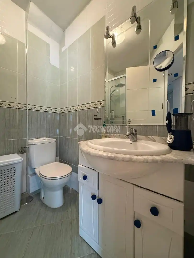 Bathroom of Flat for sale in Madrid  with Air Conditioner, Heating and Parquet flooring