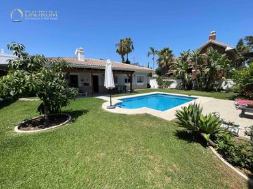 Chalet con piscina en venta en CALLE Alborán