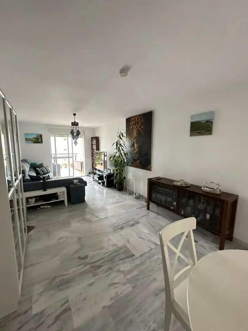 Sala de estar de Piso en venta en Benalmádena con Calefacción, Terraza y Piscina comunitaria