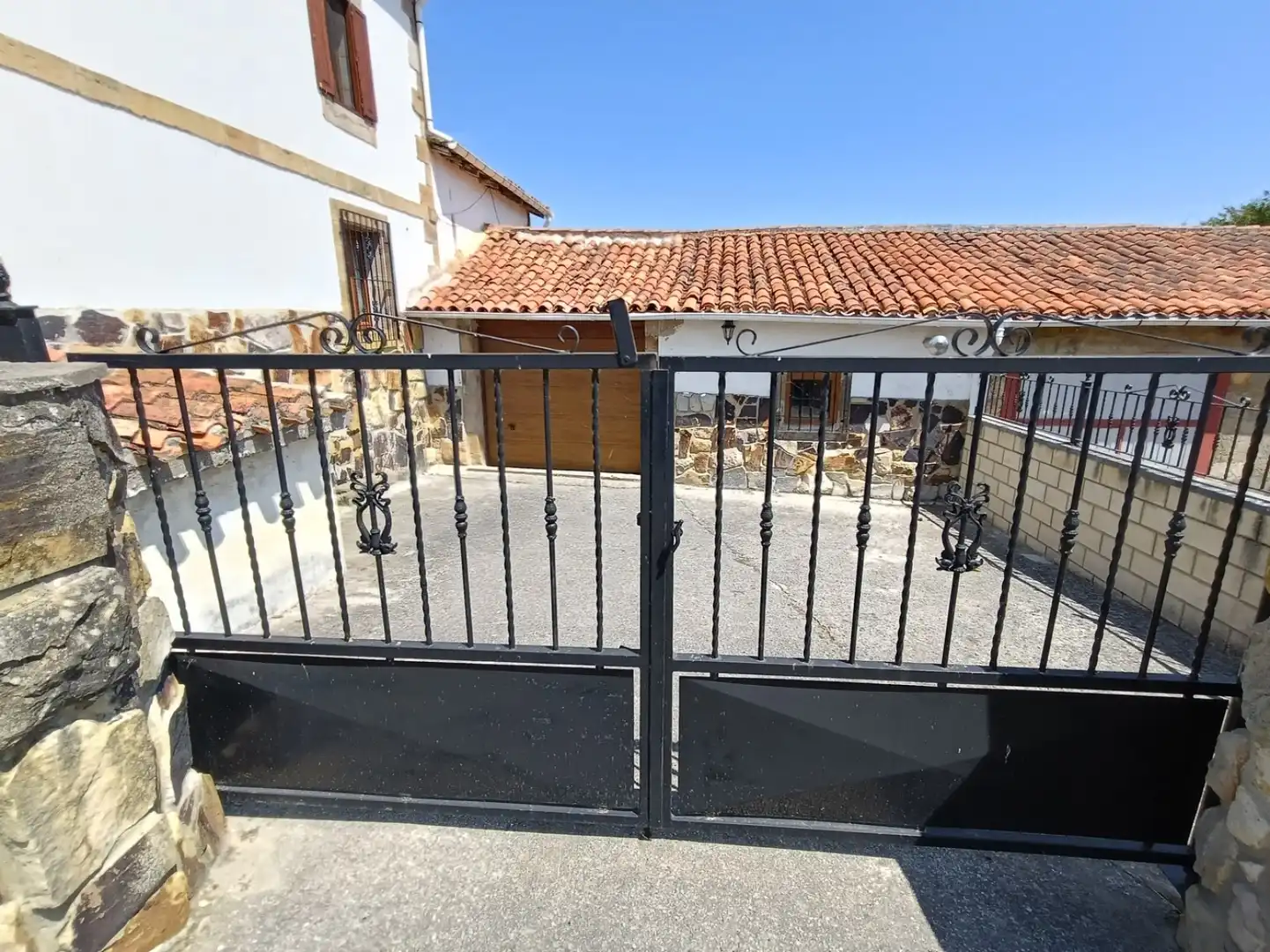 Vista exterior de Casa o xalet en venda en Las Rozas de Valdearroyo  amb Calefacció i Jardí privat