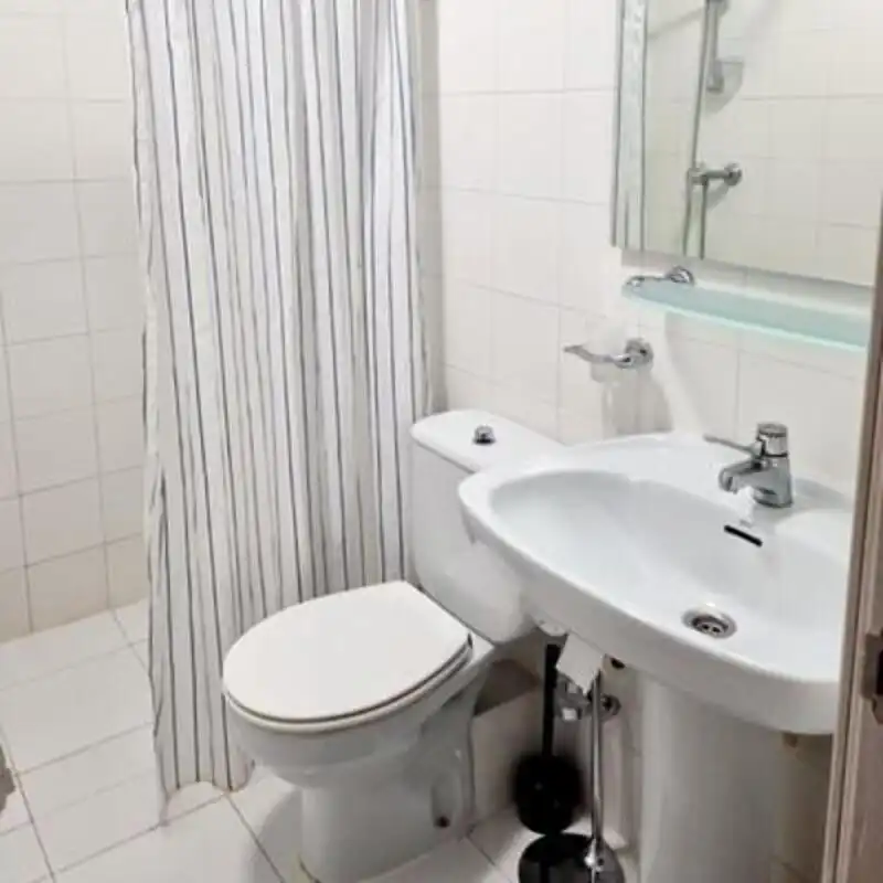 Baño de Apartamento de alquiler en Estepona con Aire acondicionado, Calefacción y Terraza
