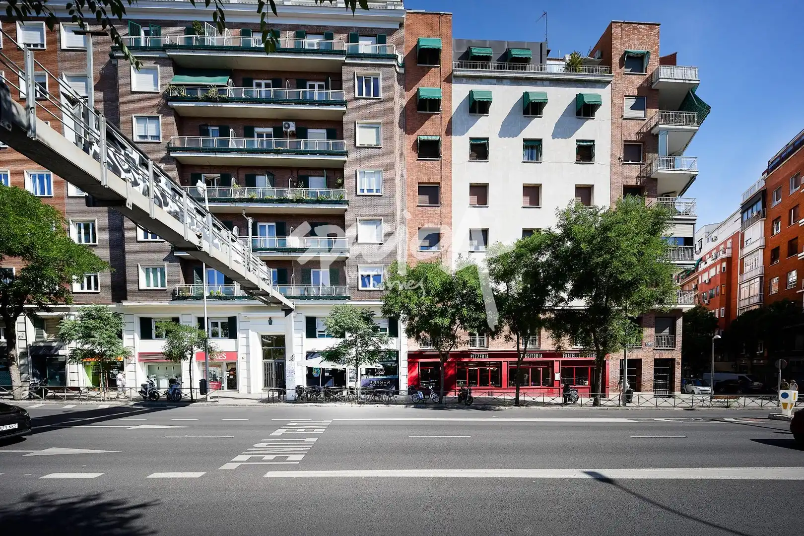 Vista exterior de Local en traspaso en Madrid con Aire acondicionado